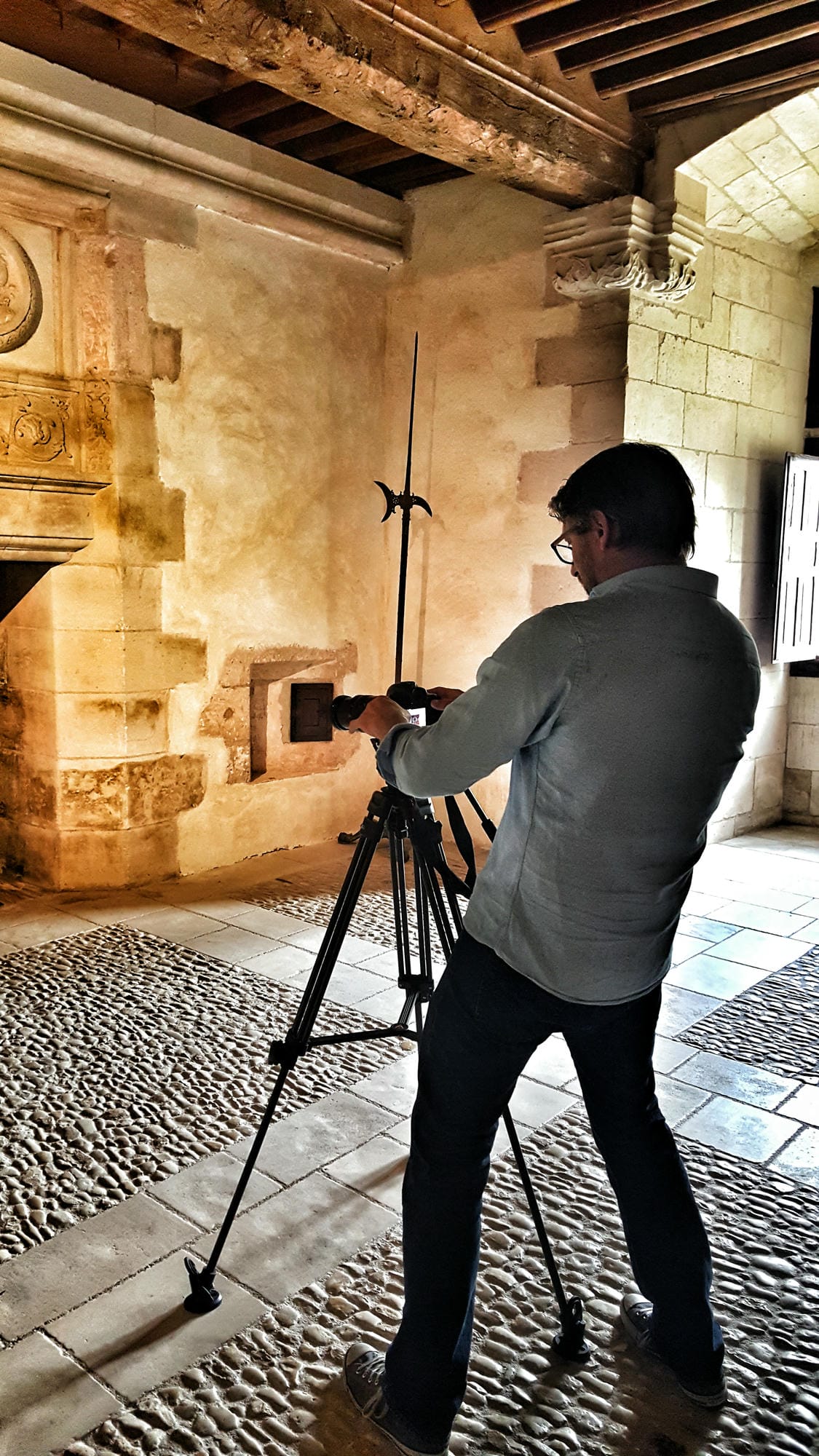 Journaliste dans une pièce du Château de Puyguilhem