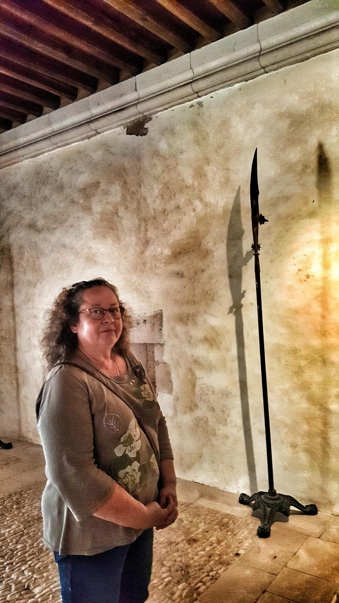 Guide posant avec une grande épée dans une salle du Château de Puyguilhem à Villars