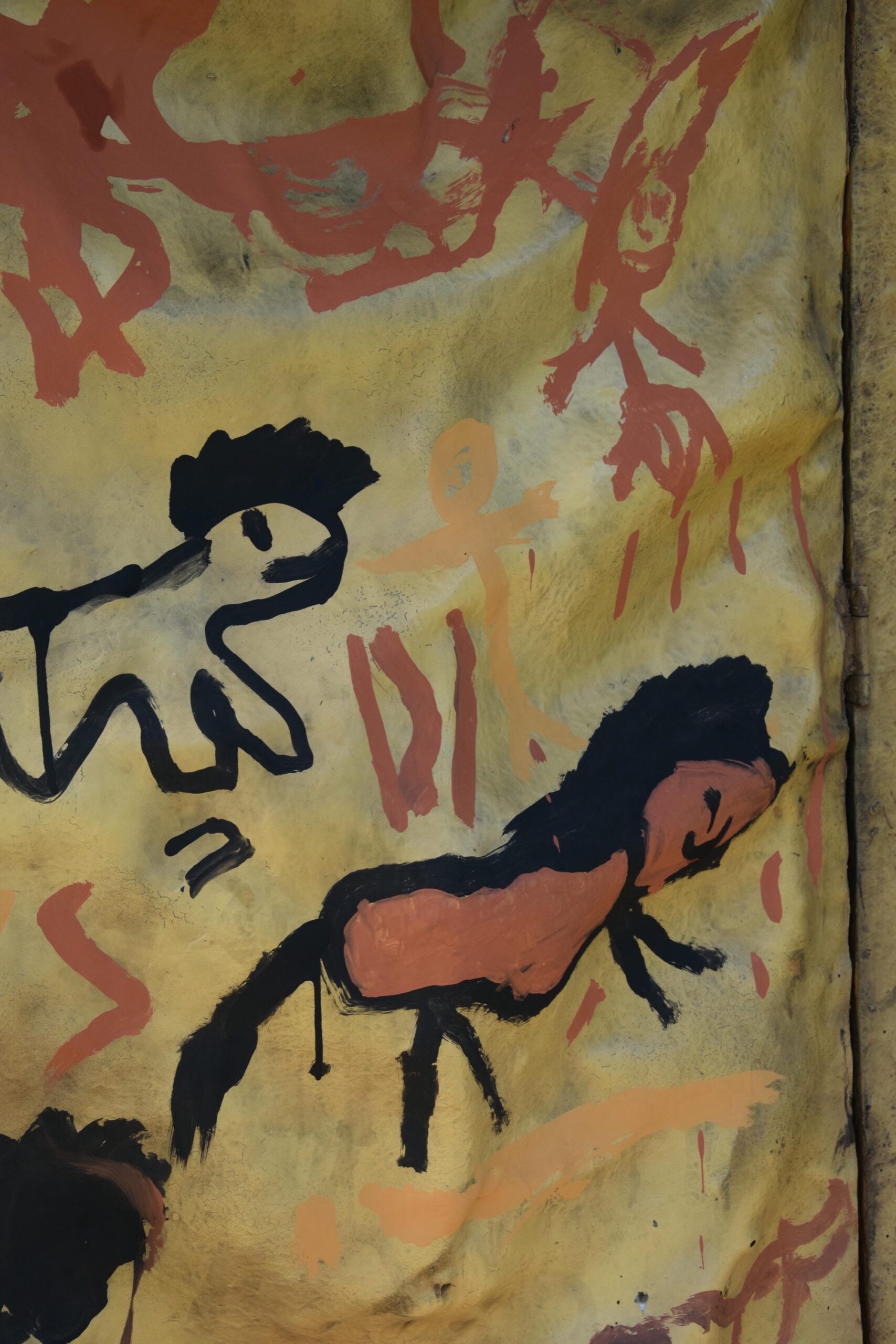 Peinture aspect préhistorique de cheval et figure humaine sur une paroi des Grottes de Villars