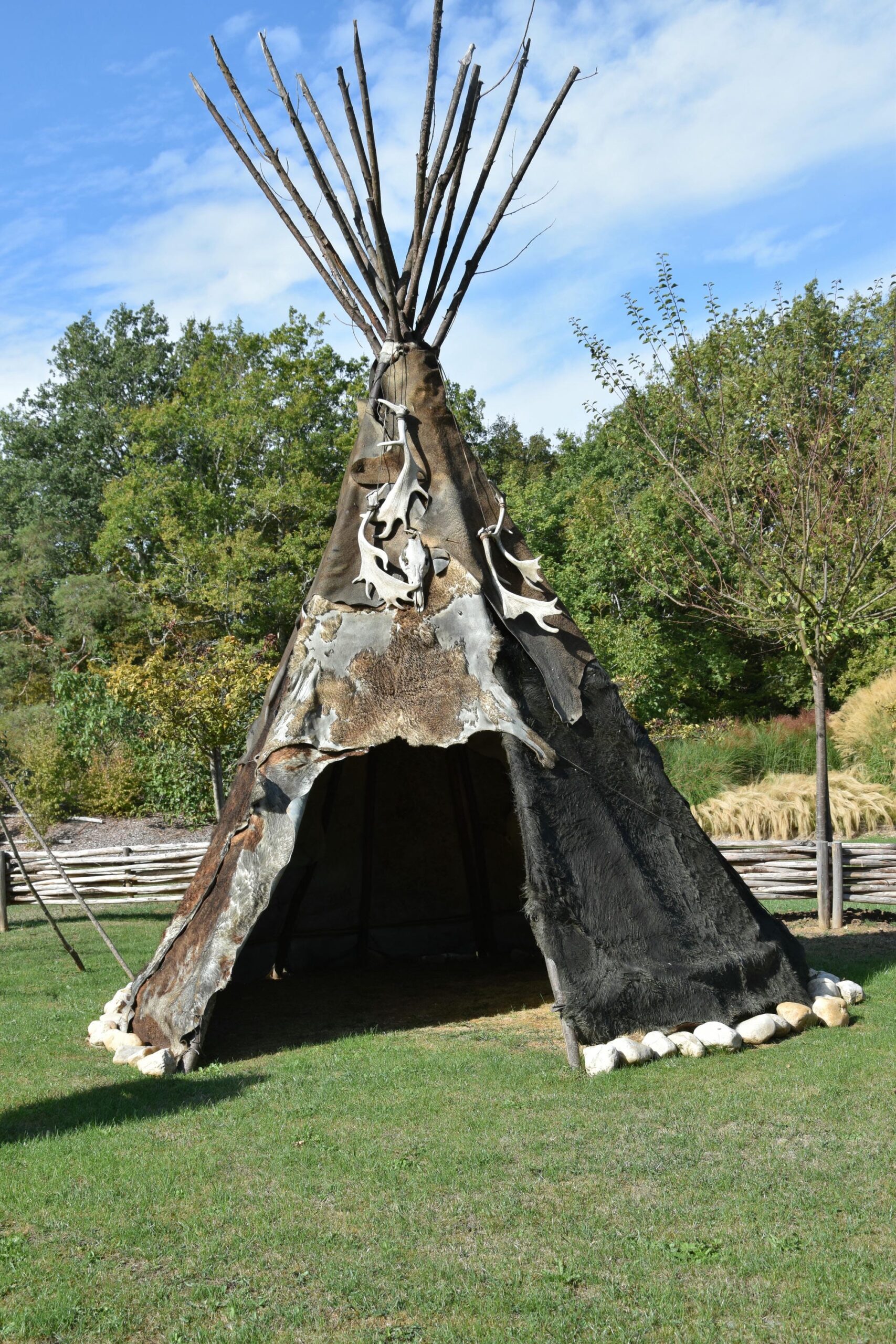Tipi avec squelette décoratif dans le parc à thème préhistorique des Grottes de Villars