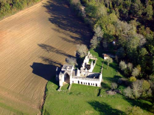Vue aérienne de l'abbaye cistercienne de Boschaud en ruines entourée de prairies et de forêts, patrimoine médiéval du Périgord Vert