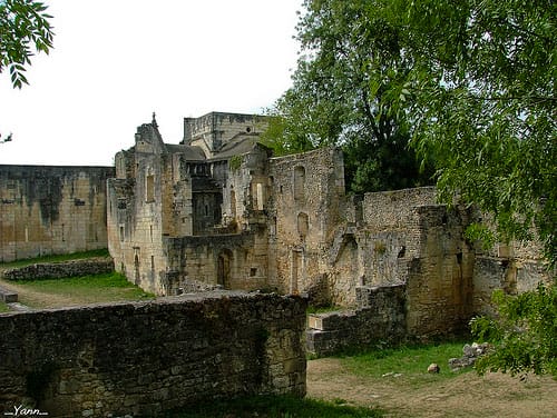 Ruines de l'abbaye de Boschaud avec ses arcades romanes et ses voûtes effondrées, site médiéval classé à visiter depuis le Château le Verdoyer