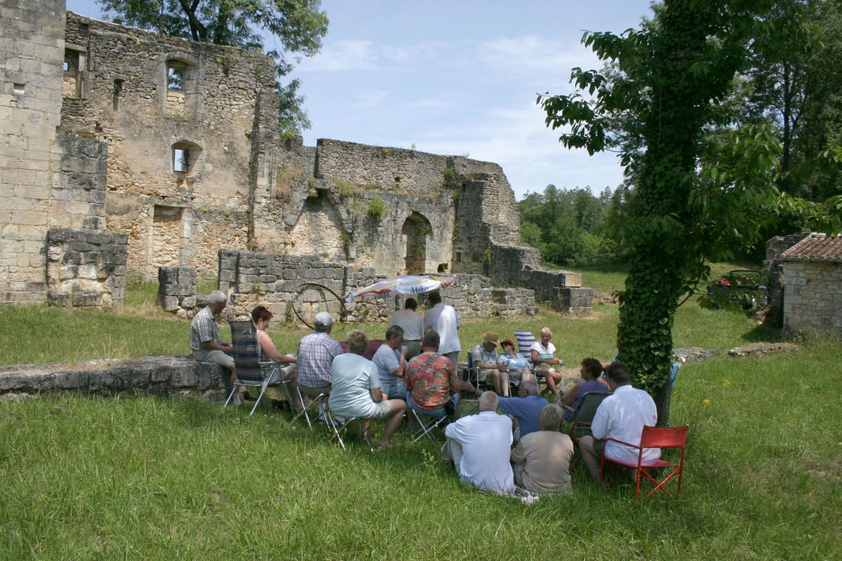 Piquenique en plein air au cœur des ruines de l'abbaye de Boschaud, un cadre médiéval enchanteur pour les événements culturels en Périgord Vert