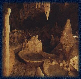 Impressionnantes formations calcaires des Grottes de Villars dont une stalagmite en forme de table, joyau géologique du Périgord Vert
