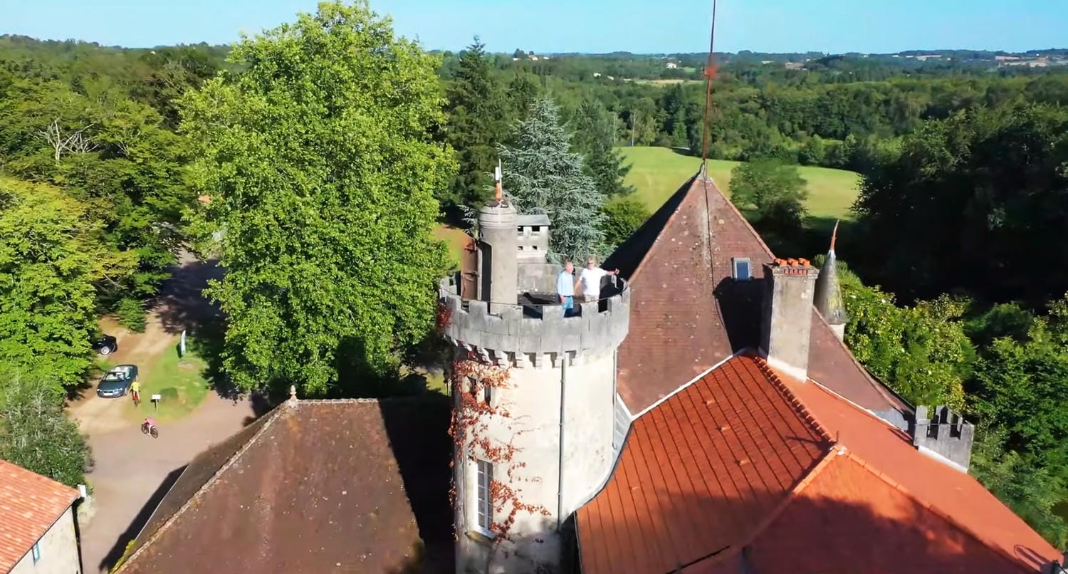 2 hommes sur la tour du Château en Périgord