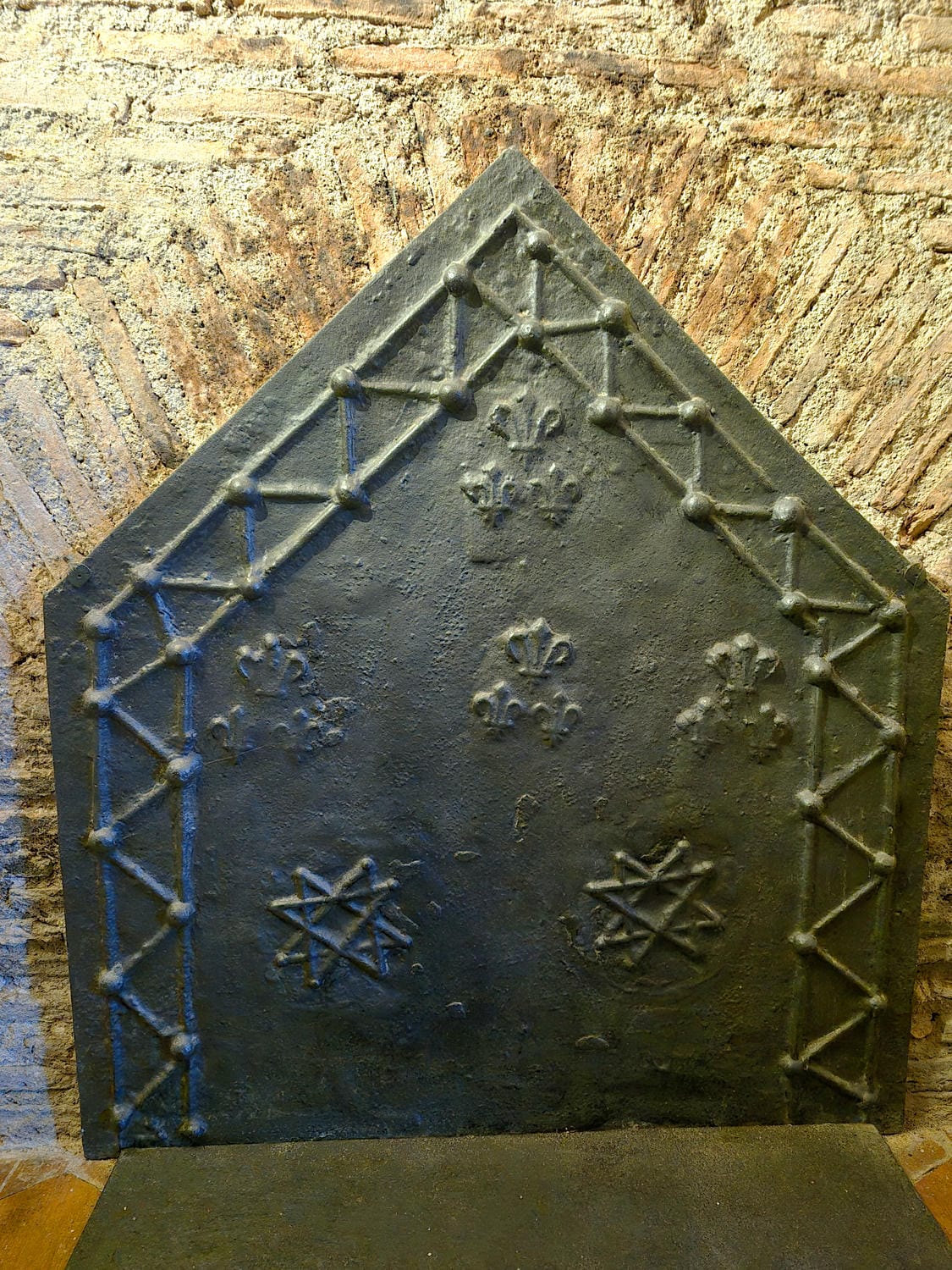 Plaque de cheminée en fonte, connectant l'alchimie, la royauté et le Château le Verdoyer